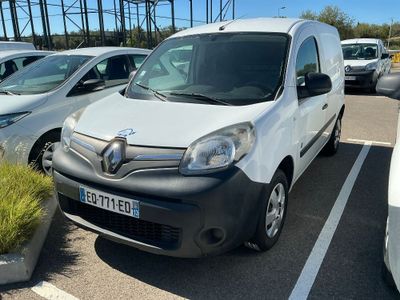 une camionnette blanche garée dans un parking à côté d'autres voitures