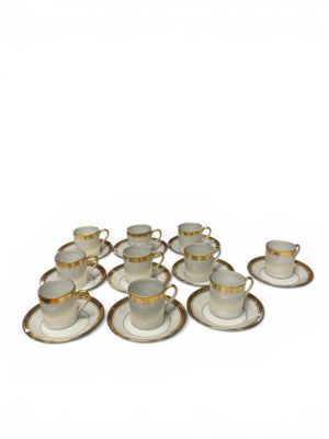 une image représentant un ensemble de tasses et de soucoupes empilées les unes sur les autres