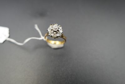 un gros plan d'une bague en diamant posée sur une table, accompagnée d'une étiquette