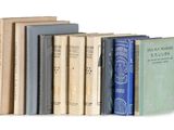 plusieurs livres sont alignés sur une surface blanche