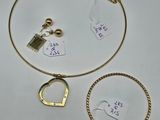 deux colliers en or, un bracelet et une bague posés sur une table