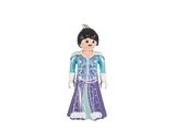 La poupée porte une robe violette et bleue ainsi qu'un ruban à nouer.