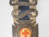ruban argenté et bleu orné d'une croix rouge
