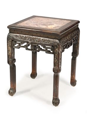 une image d'une petite table avec un plateau en marbre sur un fond blanc