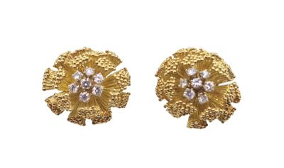 une paire de boucles d'oreilles en forme de fleur, en or et diamants