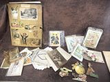 de nombreuses cartes et cartes postales posées ensemble sur la table