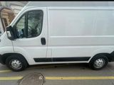 une camionnette blanche garée sur le côté de la rue
