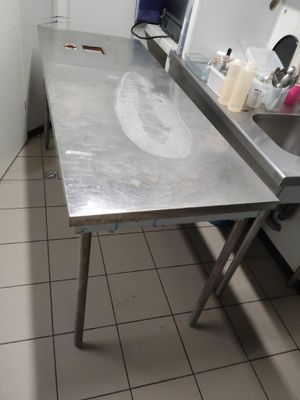 une image d'une cuisine avec un évier et un comptoir