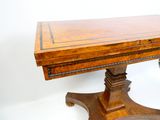 une table en bois avec un plateau et un piètement en bois