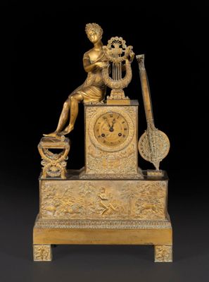 l'image d'une horloge en or sur laquelle est assise une femme