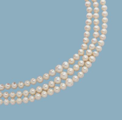 un collier de perles à trois rangs avec un fermoir en diamant