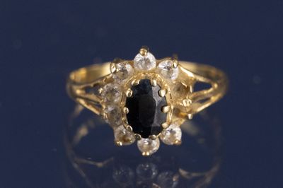 une photo d'une bague en diamant en noir et blanc