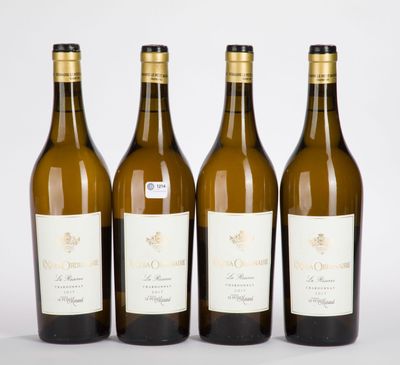 trois bouteilles de vin sont alignées sur une surface blanche