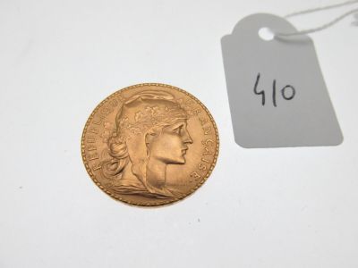 gros plan d'une pièce d'or portant une étiquette de prix