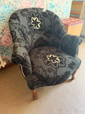 une chaise qui se trouve dans le coin d'une pièce