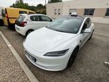 une Tesla Model S blanche garée sur un parking