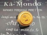 une image représentant une pièce d'or sur un panneau en noir et blanc
