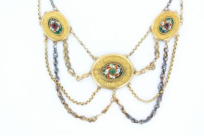 un collier en or orné d'une image représentant une femme
