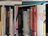 de nombreux livres qui se trouvent sur une étagère