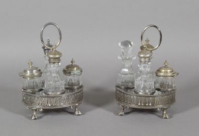paire de carafes en verre taillé et plaqué argent, sur socle