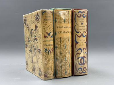 deux livres sont empilés sur une table