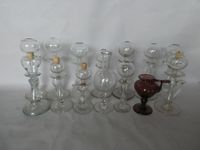 Ensemble de 14 lampes à huile en verre, certaines soufflées.