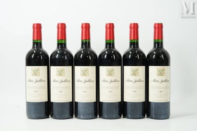 six bouteilles de vin rouge sont alignées