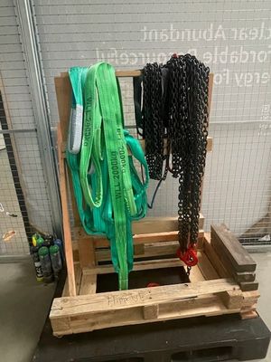 une palette en bois sur laquelle sont posées plusieurs chaînes