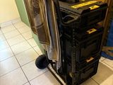 un chariot chargé de vêtements dans une pièce