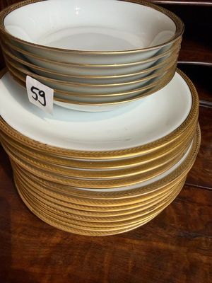 plusieurs assiettes empilées les unes sur les autres sur une table en bois