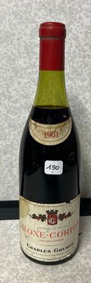 une bouteille de vin posée sur une table