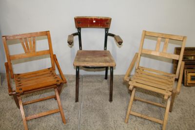 Ensemble comprenant: -une chaise d'écolier tube peint et boi…