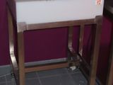 un lavabo dans un coin d'une salle de bains dont le mur est violet