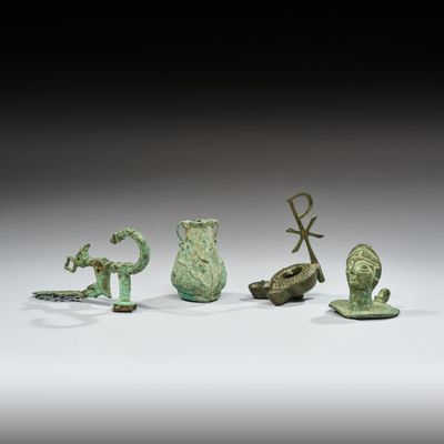 un ensemble de figurines en bronze de formes et de tailles variées