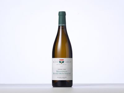 une bouteille de vin posée sur une table