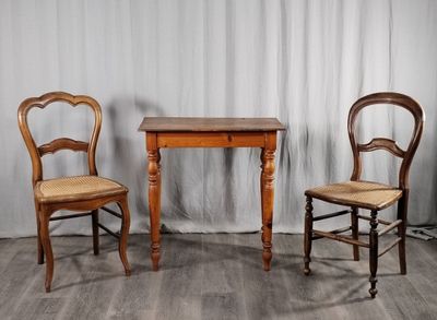 deux chaises et une table sur un plancher en bois