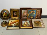 beaucoup de tableaux et de vases par terre