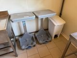 deux poubelles et une corbeille à papier dans la cuisine