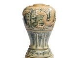 un vase vert et blanc orné d'un dragon