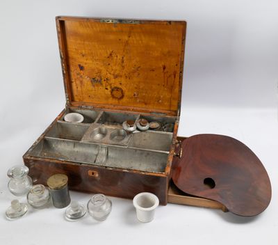 une vieille caisse en bois remplie de verrerie et d'une palette
