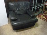 un fauteuil inclinable en cuir noir dans une pièce