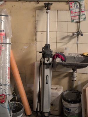 une photo d'une pièce où se trouvent de nombreux outils