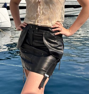 une femme debout sur un bateau, les mains sur les hanches