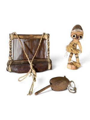 une petite boîte en bois sur laquelle sont posées une poupée et d'autres objets