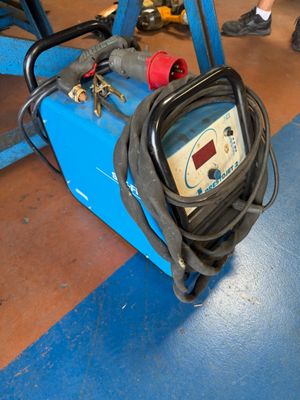 une photo d'une machine à souder dans une usine