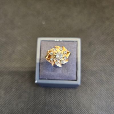 l'image d'une bague en or sertie d'un diamant