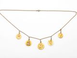un collier composé de cinq pièces d'or suspendues les unes aux autres