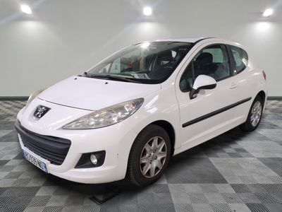 la petite voiture blanche est garée dans la pièce au sol en damier