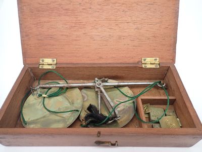 une boîte en bois contenant tout un tas d'outils