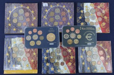 Plusieurs types de pièces en euros sont exposés sur une table